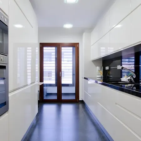 Apartment Parque Nacoes / Jardins Cristo Rei Lisbon